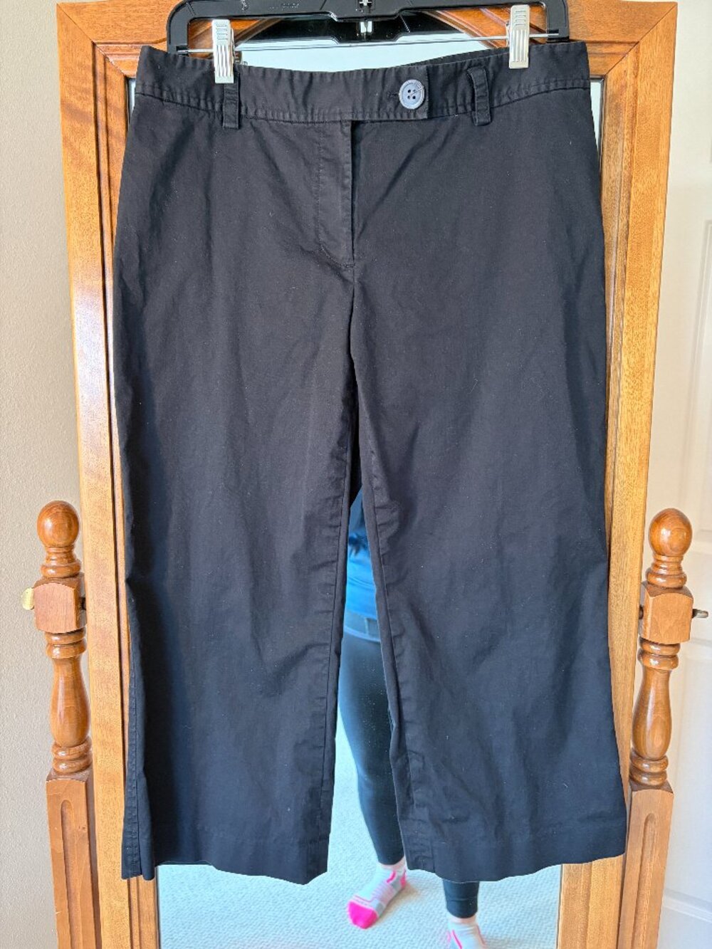 Ann Taylor Black Cotton Cropped Pants Button Accents Size 8 Back Pockets.